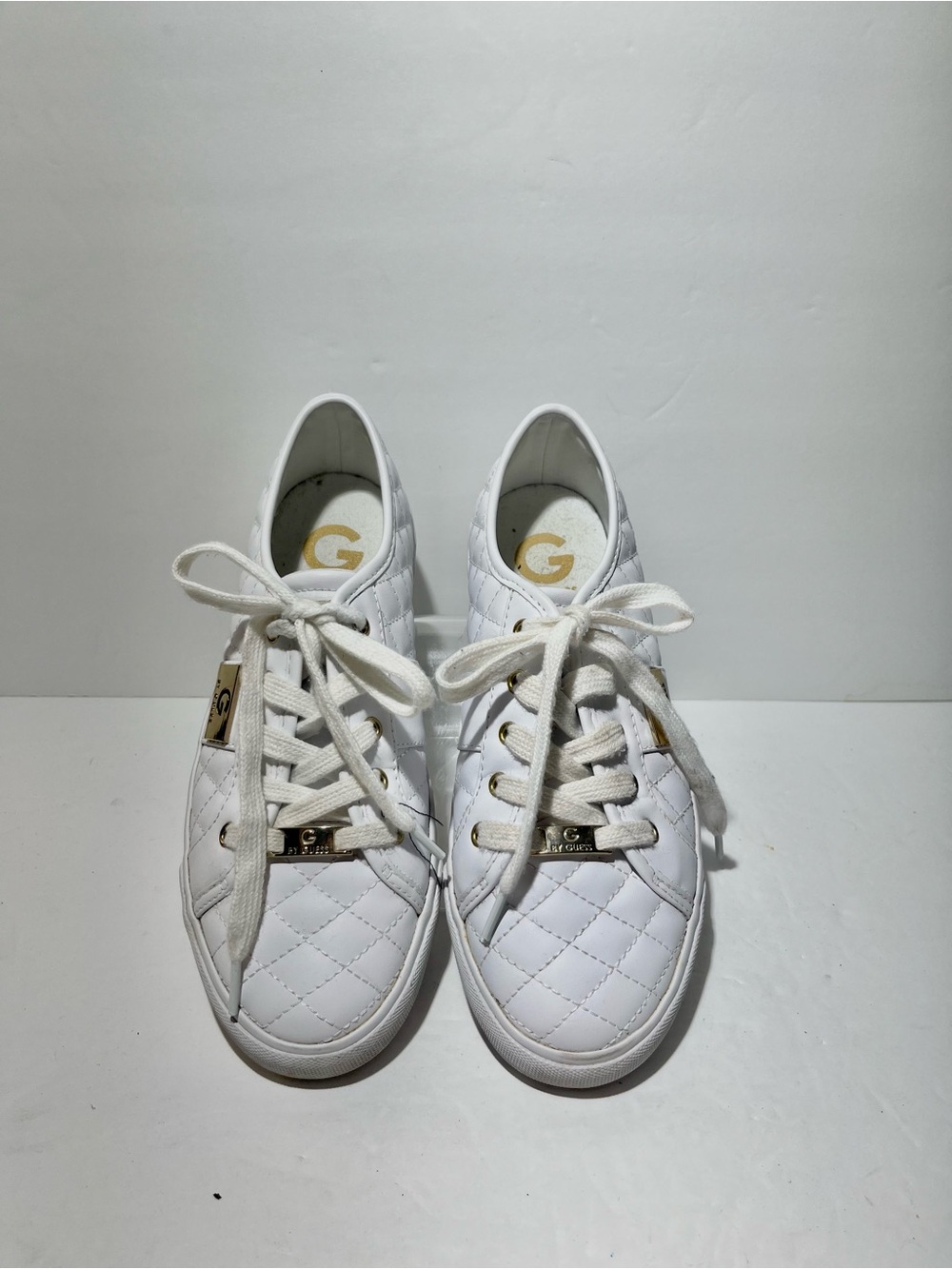 😍 Guess Women’s White Quilted Leather Sneakers with Gold Accents size 8